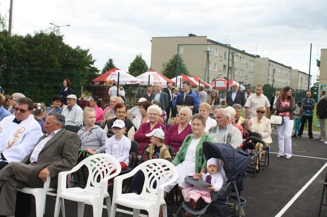 Cieszą się z nowego boiska - zdjęcia