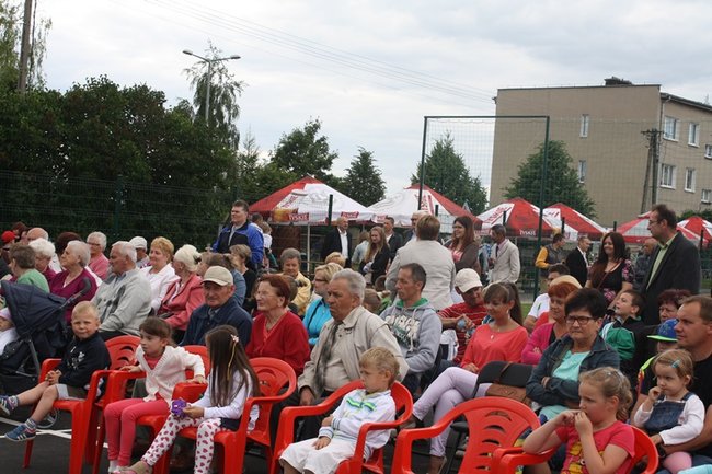 Cieszą się z nowego boiska - zdjęcia