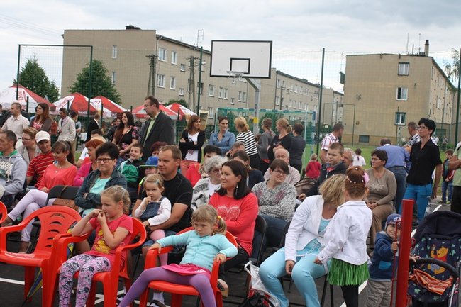 Cieszą się z nowego boiska - zdjęcia