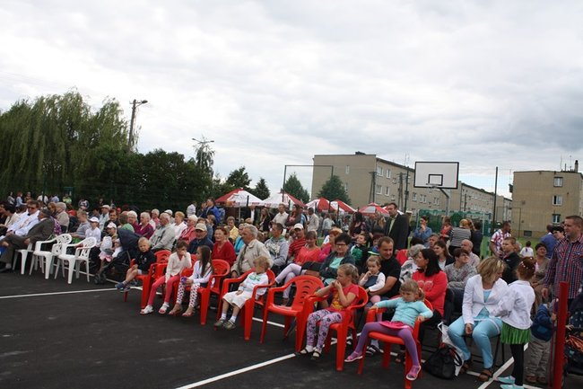 Cieszą się z nowego boiska - zdjęcia