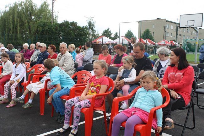 Cieszą się z nowego boiska - zdjęcia