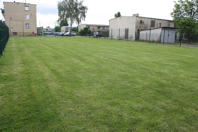 Cieszą się z nowego boiska - zdjęcia