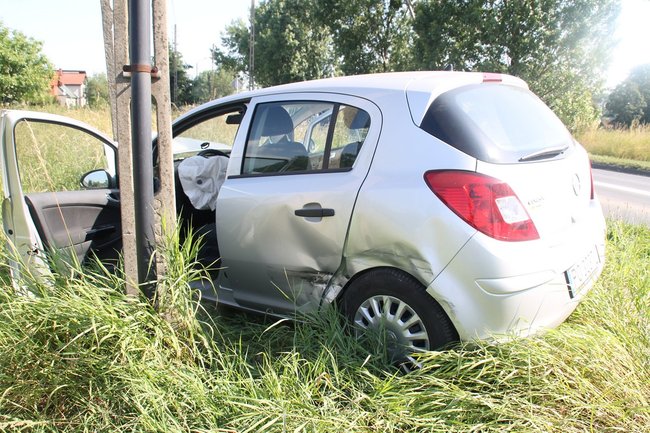 Uderzyła w słup energetyczny - zdjęcia