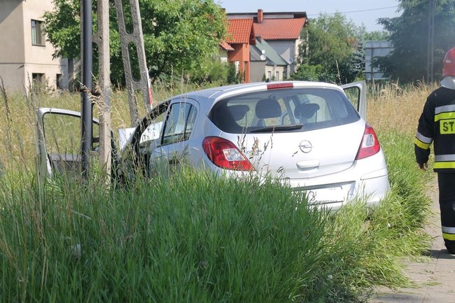 Uderzyła w słup energetyczny - zdjęcia