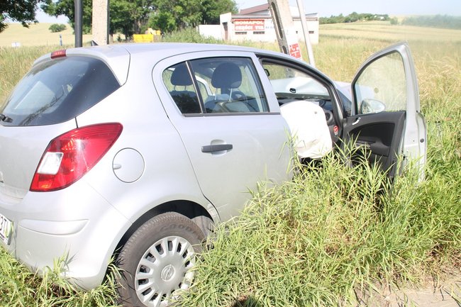 Uderzyła w słup energetyczny - zdjęcia