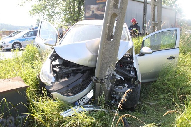 Uderzyła w słup energetyczny - zdjęcia