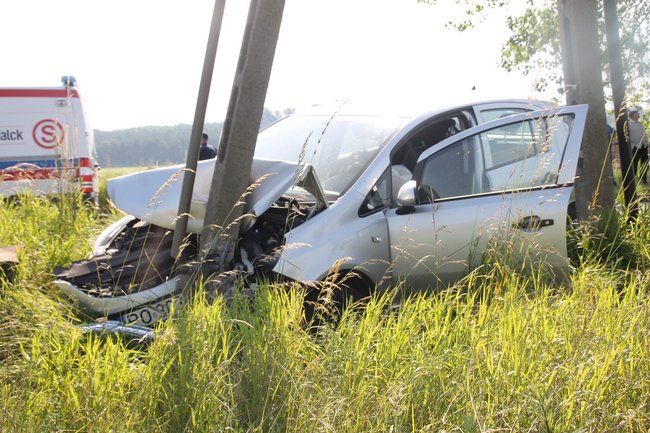 Uderzyła w słup energetyczny - zdjęcia