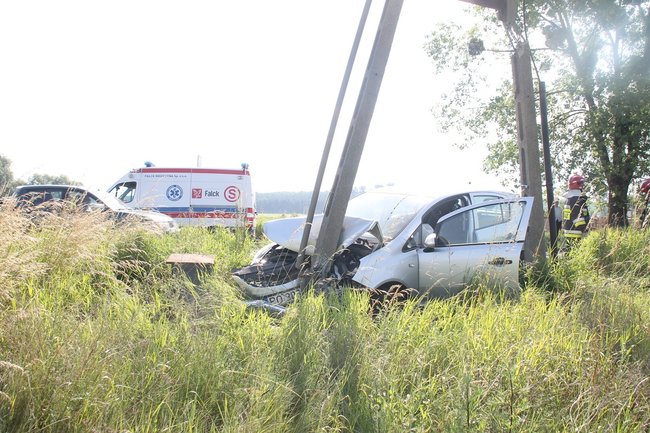 Uderzyła w słup energetyczny - zdjęcia