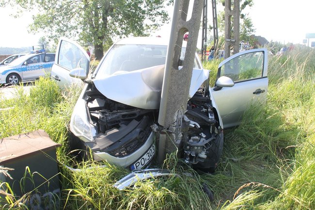 Uderzyła w słup energetyczny - zdjęcia