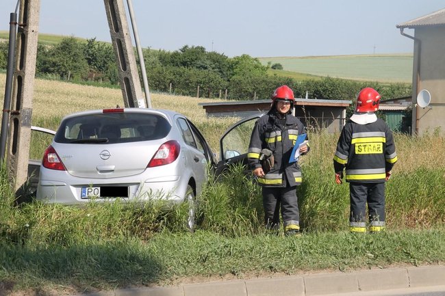 Uderzyła w słup energetyczny - zdjęcia