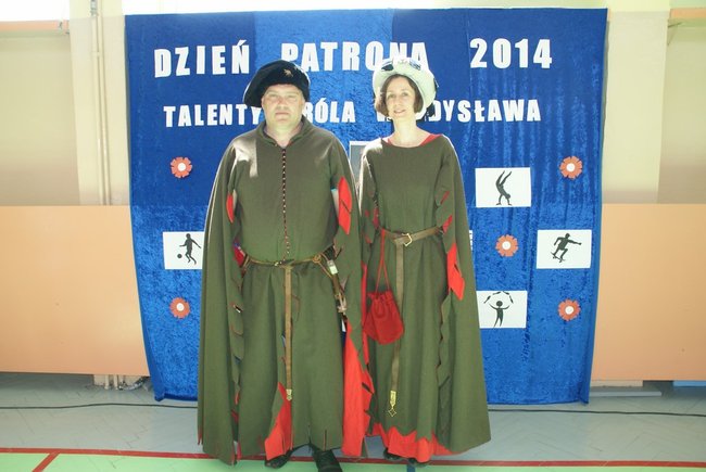 Święto szkoły nocą - zdjęcia