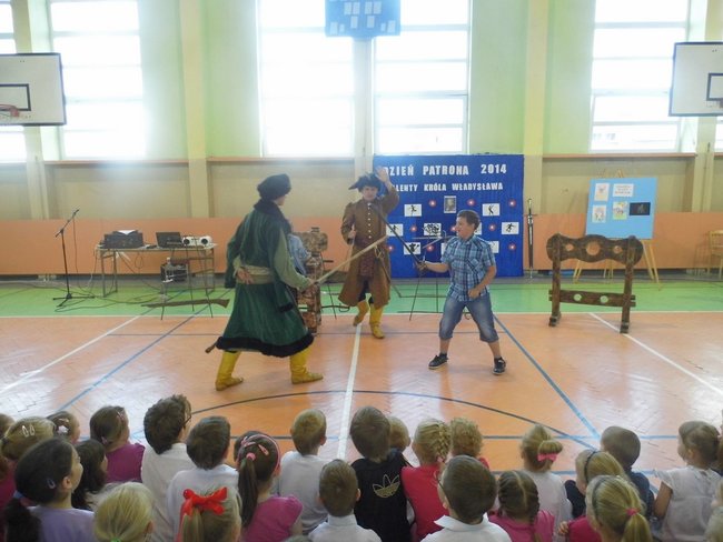 Święto szkoły nocą - zdjęcia