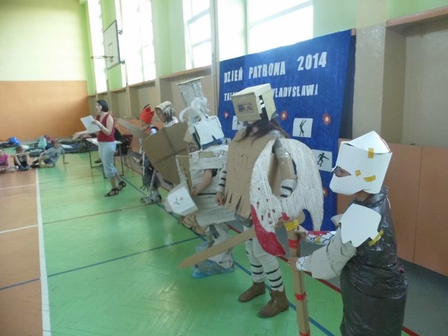 Święto szkoły nocą - zdjęcia