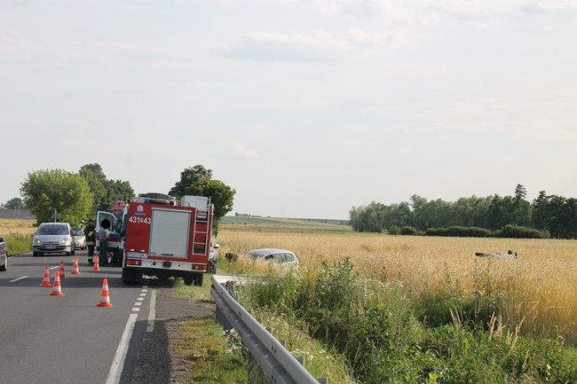 Kolejne dachowanie w polu - zdjęcia