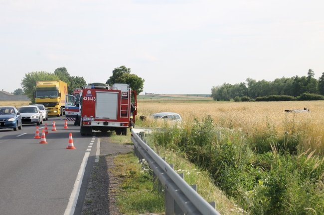 Kolejne dachowanie w polu - zdjęcia