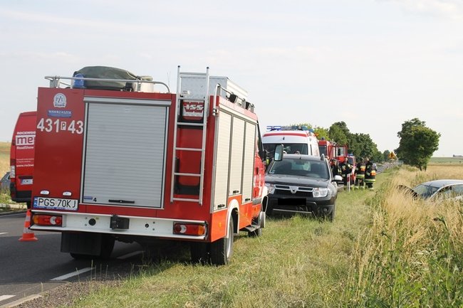 Kolejne dachowanie w polu - zdjęcia