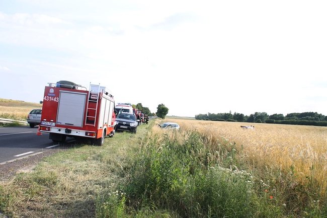 Kolejne dachowanie w polu - zdjęcia