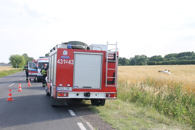 Kolejne dachowanie w polu - zdjęcia