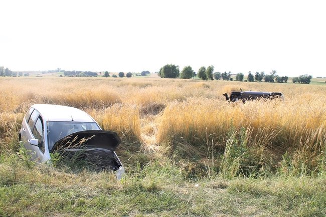 Kolejne dachowanie w polu - zdjęcia
