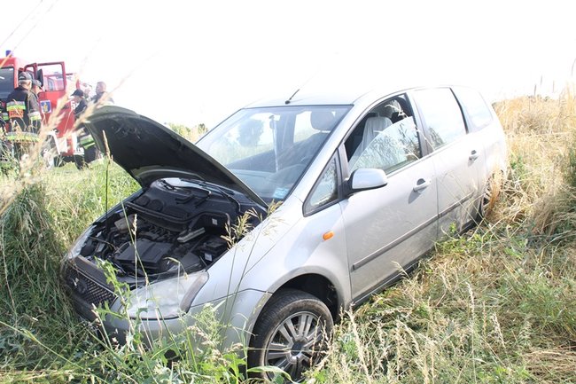 Kolejne dachowanie w polu - zdjęcia