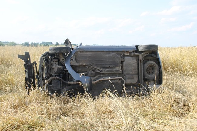 Kolejne dachowanie w polu - zdjęcia