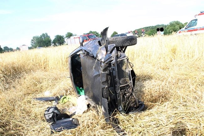 Kolejne dachowanie w polu - zdjęcia