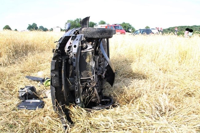 Kolejne dachowanie w polu - zdjęcia