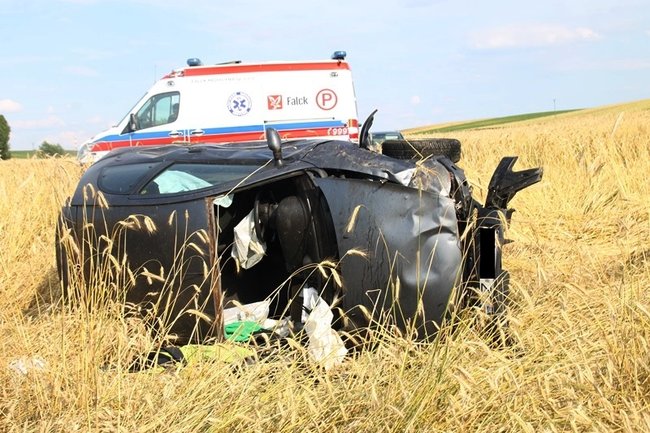 Kolejne dachowanie w polu - zdjęcia