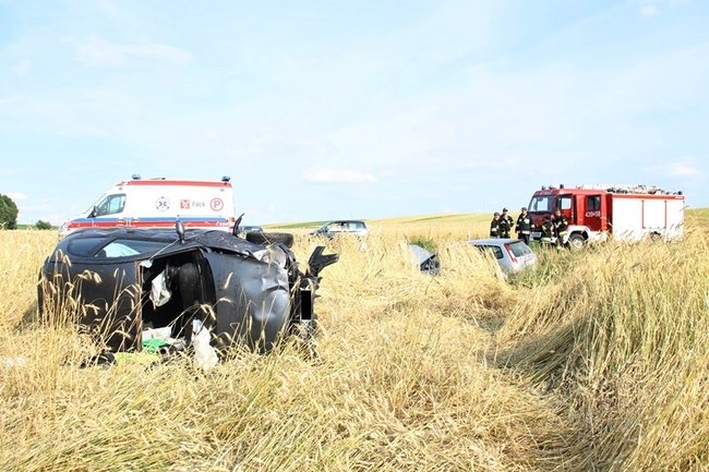 Kolejne dachowanie w polu - zdjęcia