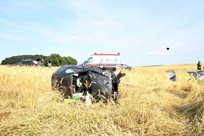 Kolejne dachowanie w polu - zdjęcia