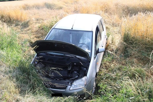 Kolejne dachowanie w polu - zdjęcia