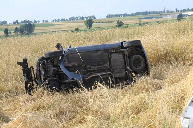 Kolejne dachowanie w polu - zdjęcia