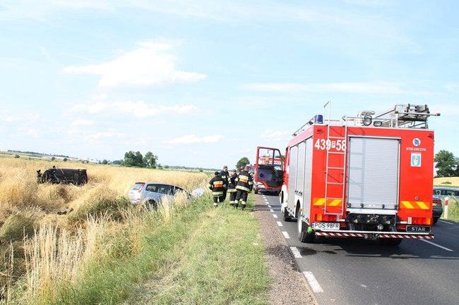 Kolejne dachowanie w polu - zdjęcia
