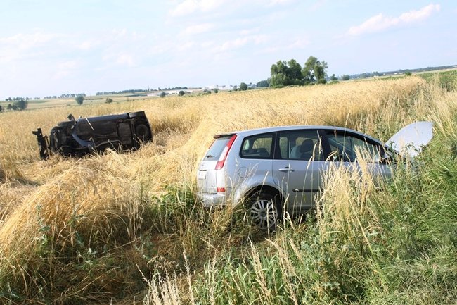 Kolejne dachowanie w polu - zdjęcia
