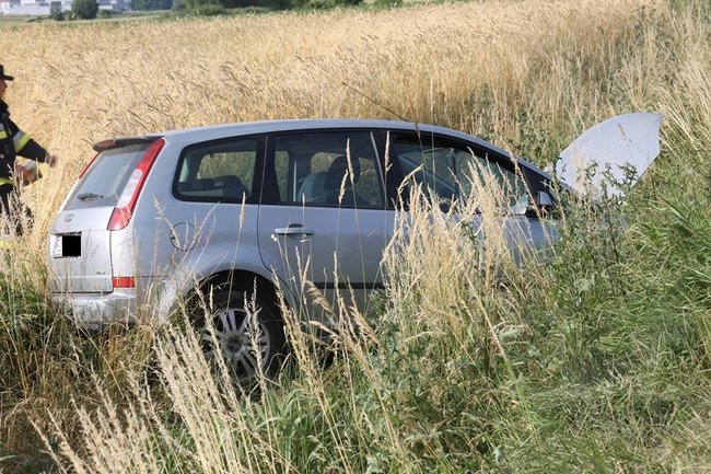 Kolejne dachowanie w polu - zdjęcia