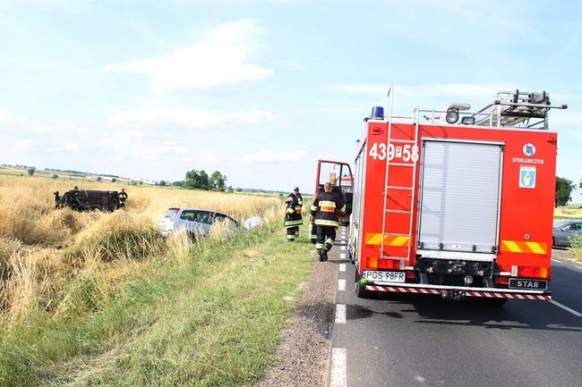 Kolejne dachowanie w polu - zdjęcia