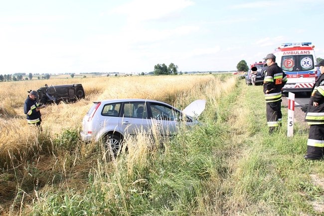 Kolejne dachowanie w polu - zdjęcia
