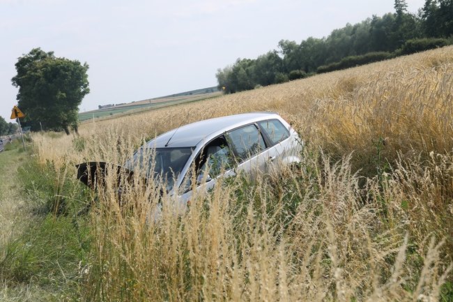 Kolejne dachowanie w polu - zdjęcia