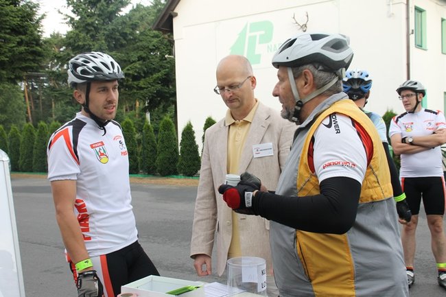 Pokonają 200 km rowerem - zdjęcia