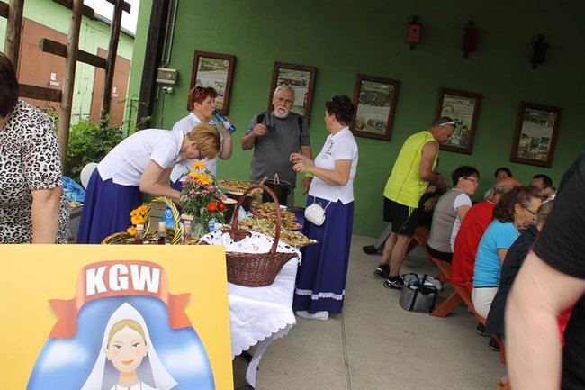 Setki rowerzystów na trasie