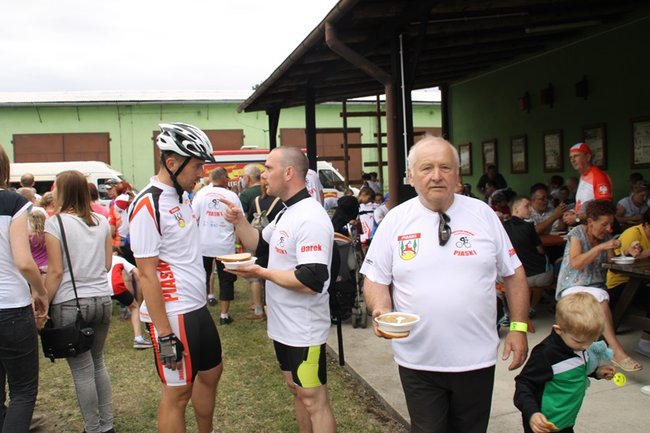 Setki rowerzystów na trasie