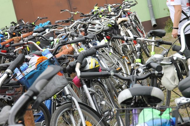 Setki rowerzystów na trasie