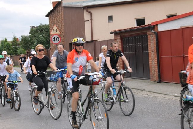 Setki rowerzystów na trasie