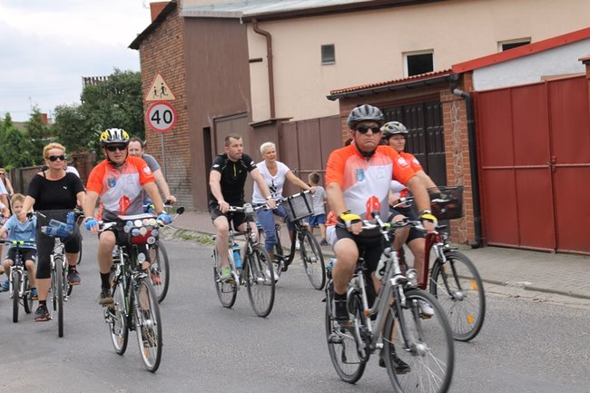 Setki rowerzystów na trasie