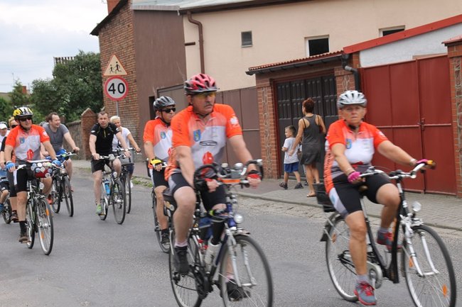 Setki rowerzystów na trasie