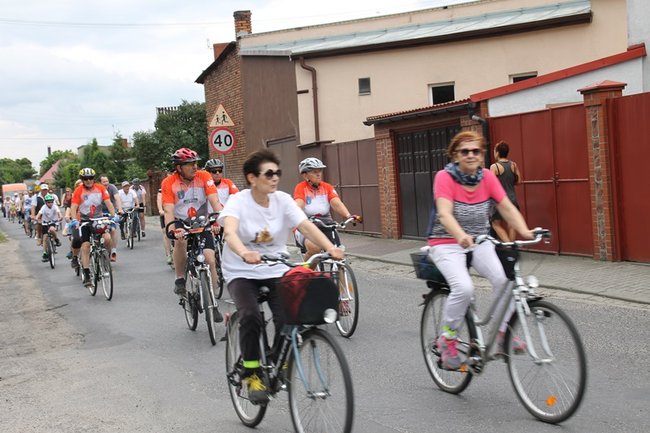 Setki rowerzystów na trasie