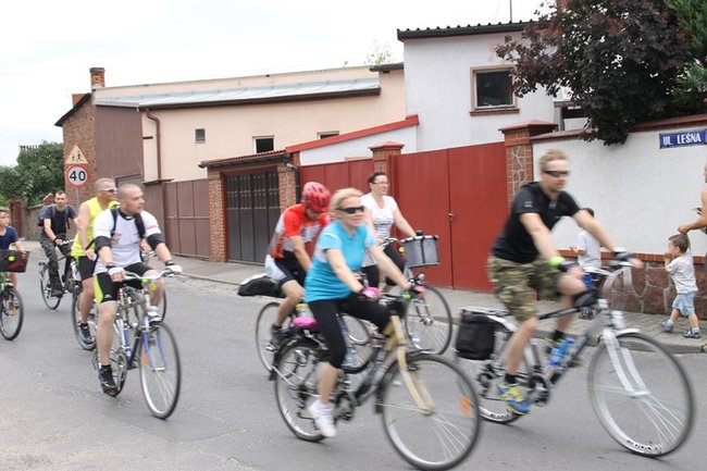 Setki rowerzystów na trasie