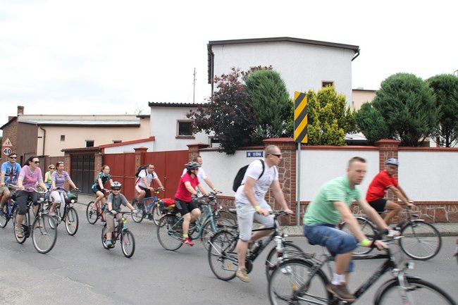 Setki rowerzystów na trasie