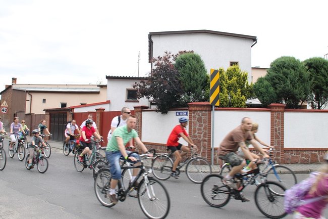 Setki rowerzystów na trasie