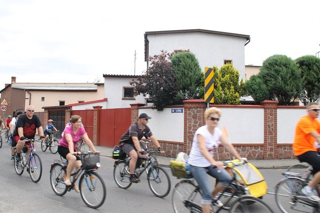 Setki rowerzystów na trasie